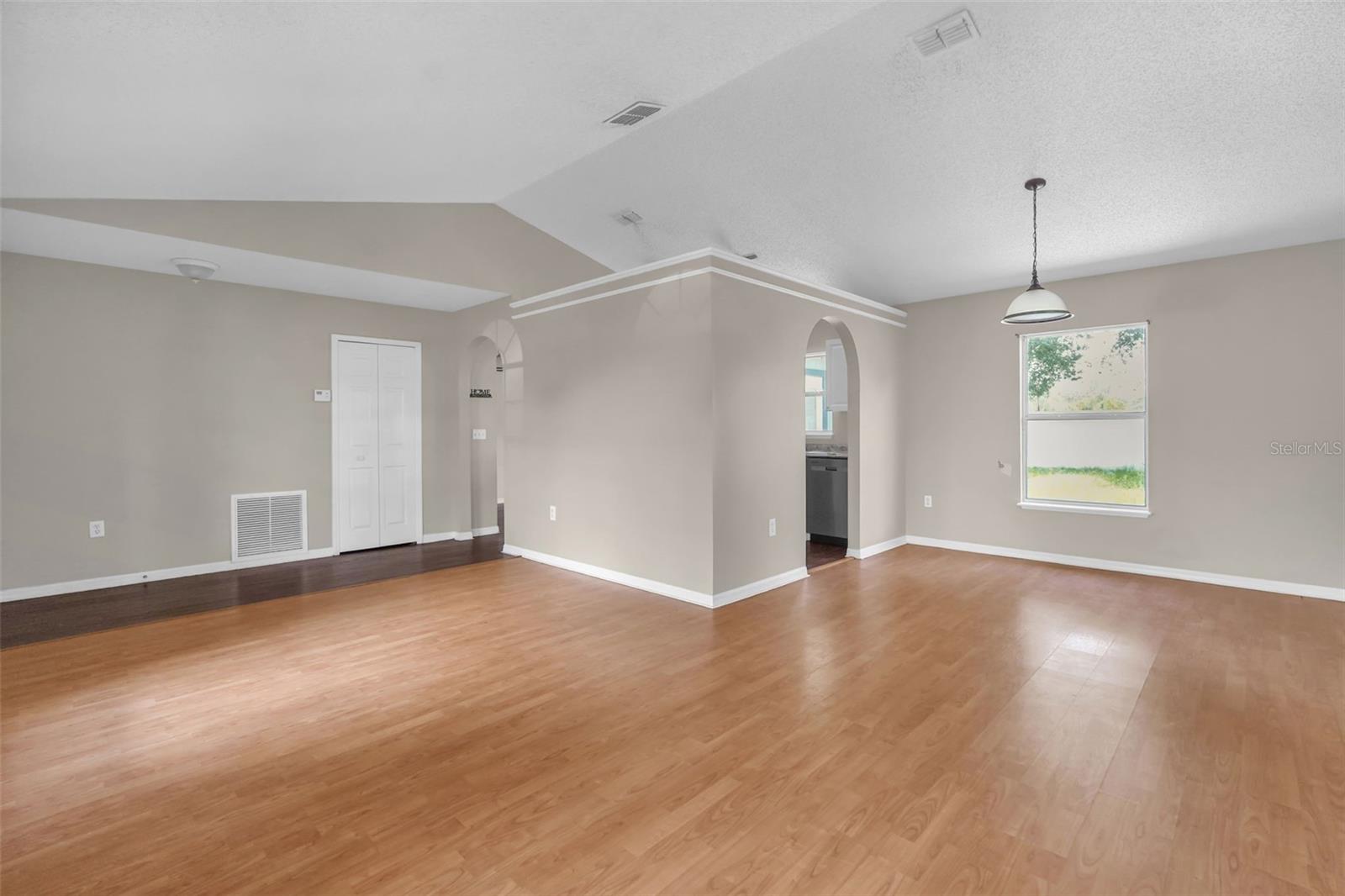 525 Carlsbad Dr Property Photo 3