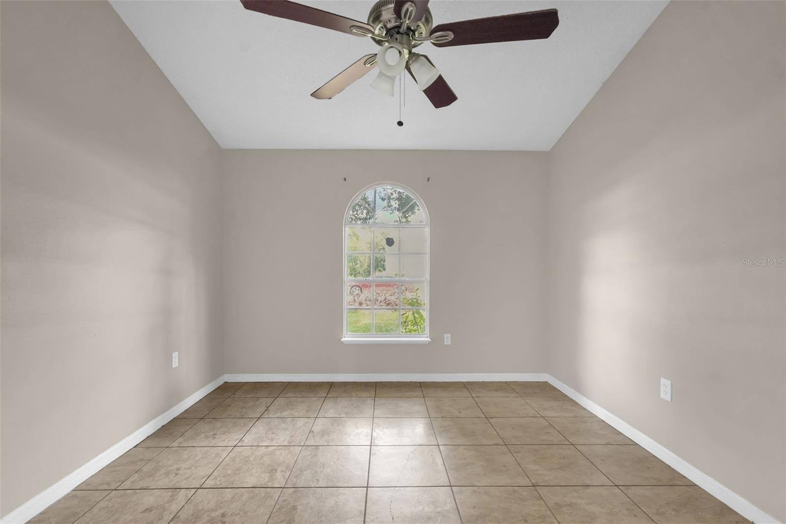 525 Carlsbad Dr Property Photo 8