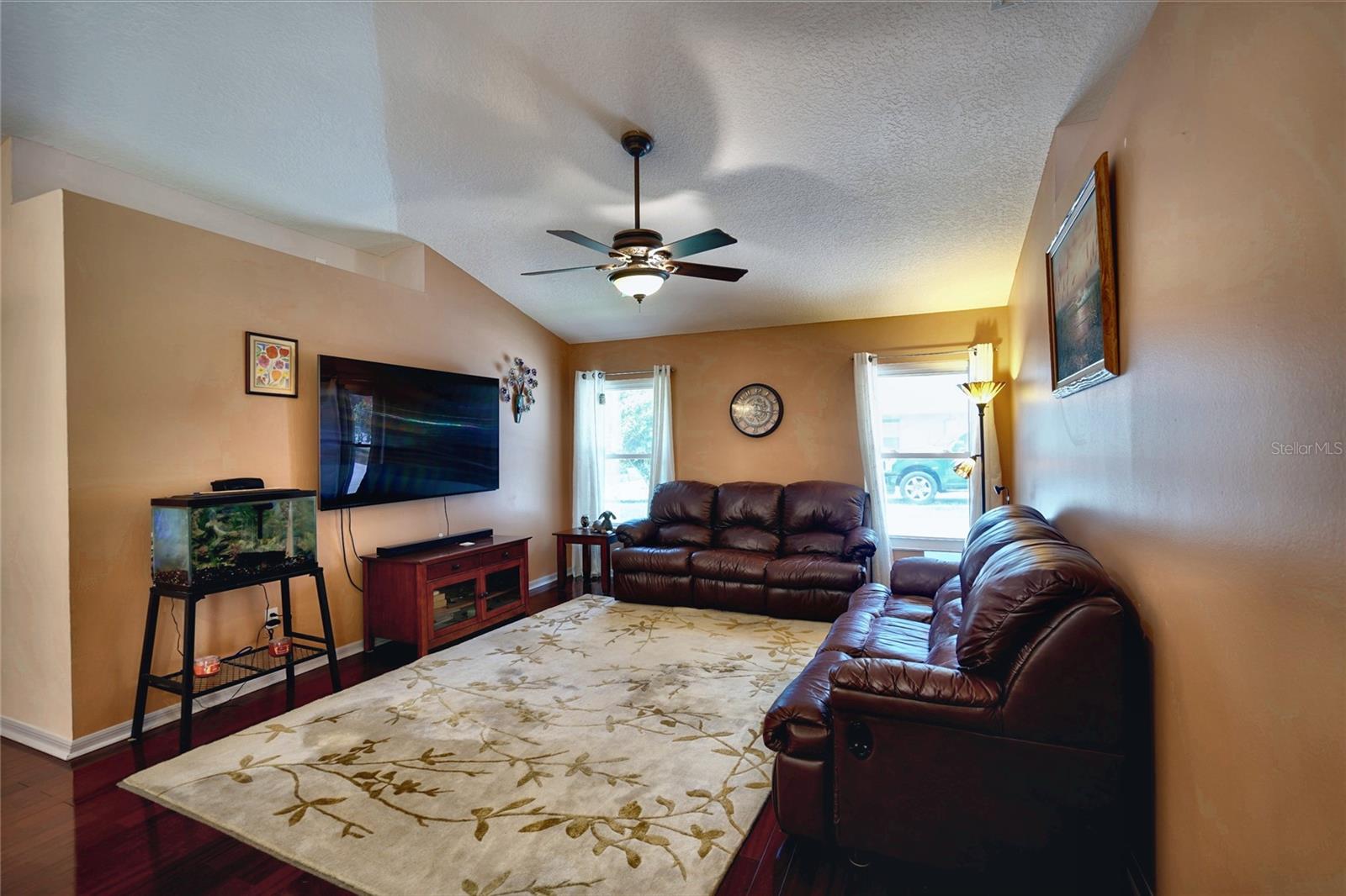 11208 Haskell Dr Property Photo 4
