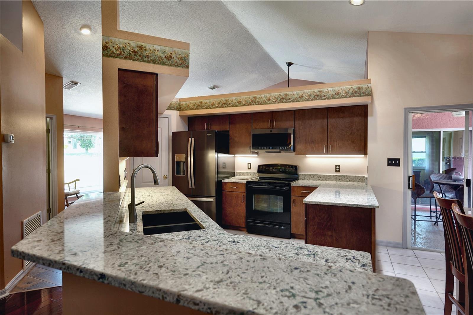 11208 Haskell Dr Property Photo 5