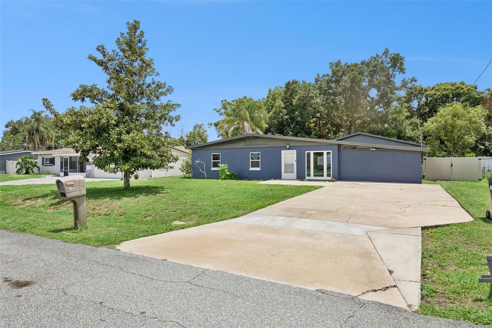 204 W Buchanon Ave Property Photo 1