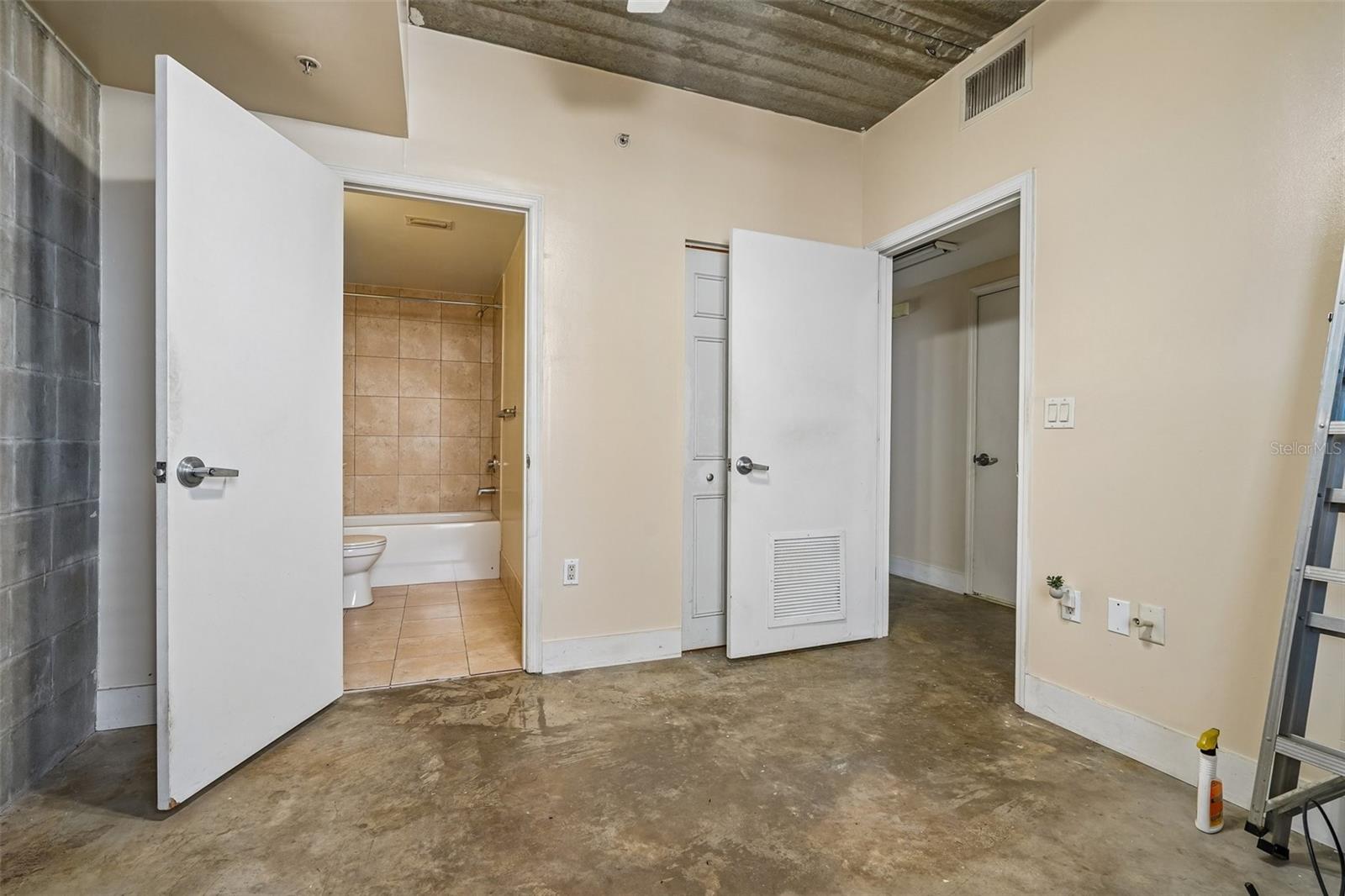 2515 Sw 35th Pl #103 Property Photo 13