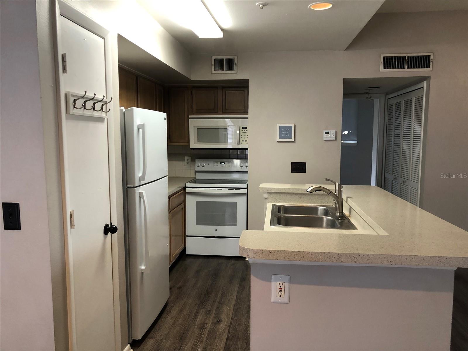 498 N Pin Oak Pl #304 Property Photo 4
