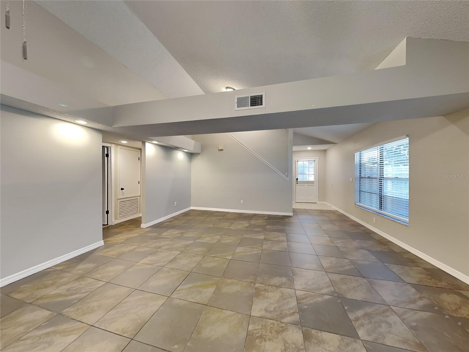 O6421811 Property Photo 3