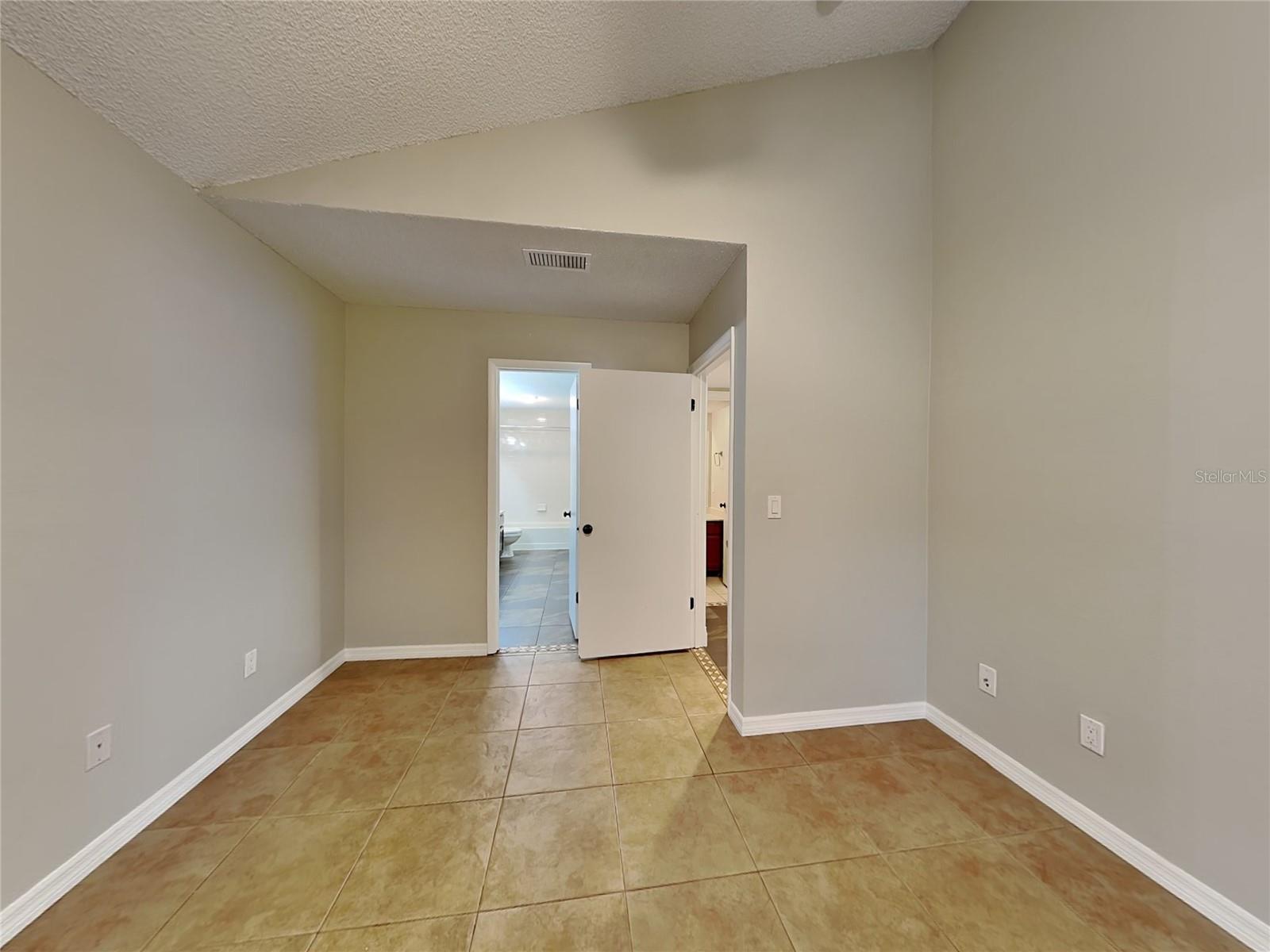 O6421811 Property Photo 6