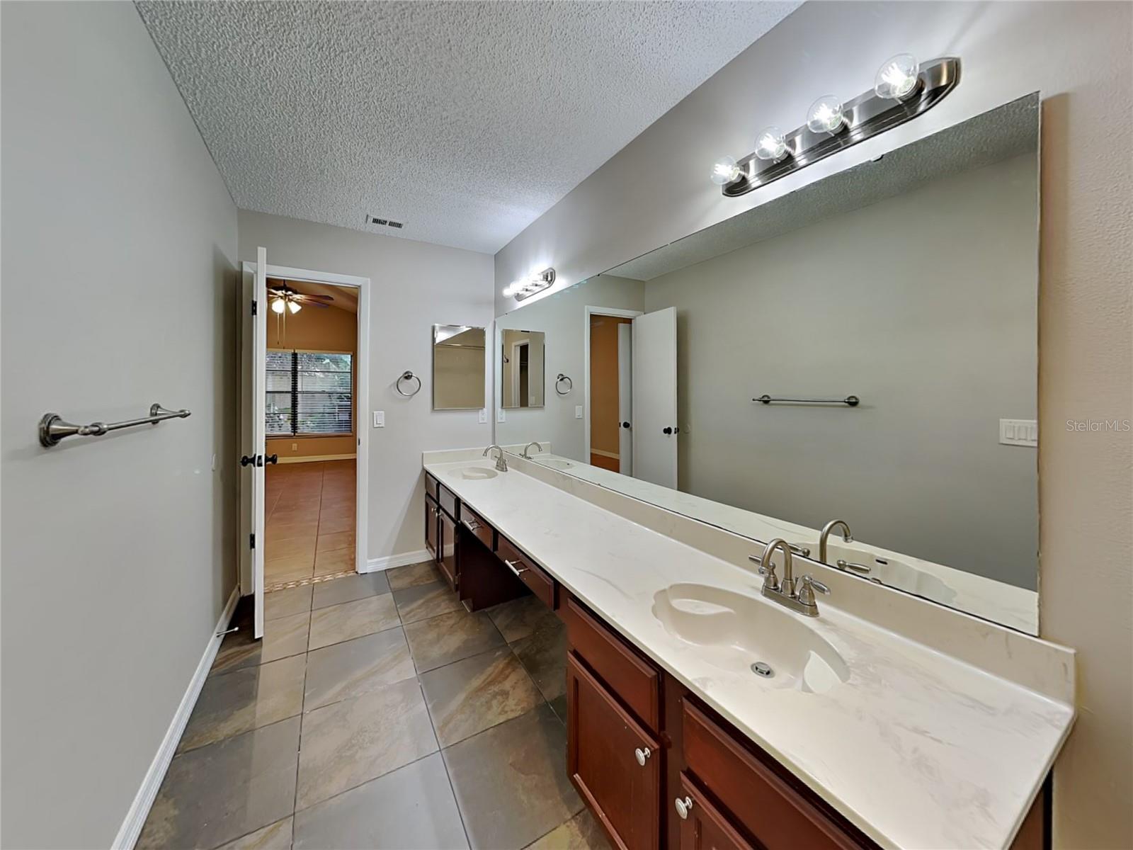 O6421811 Property Photo 8
