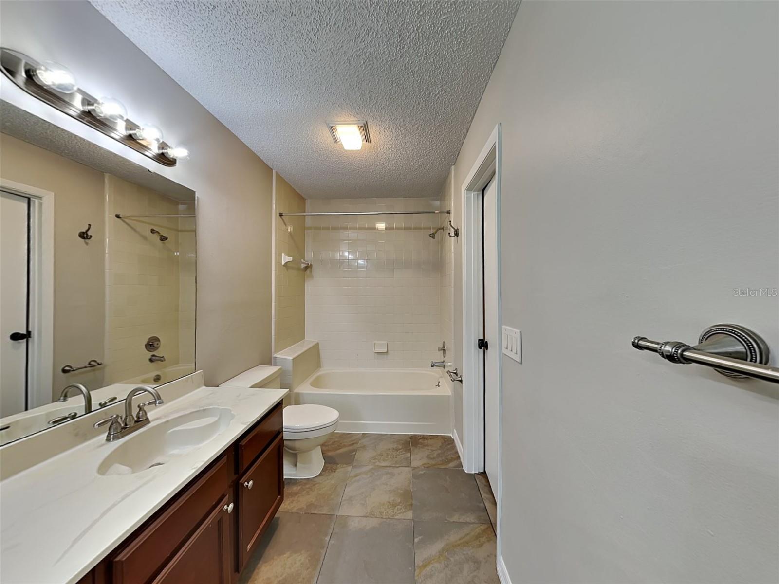 O6421811 Property Photo 9