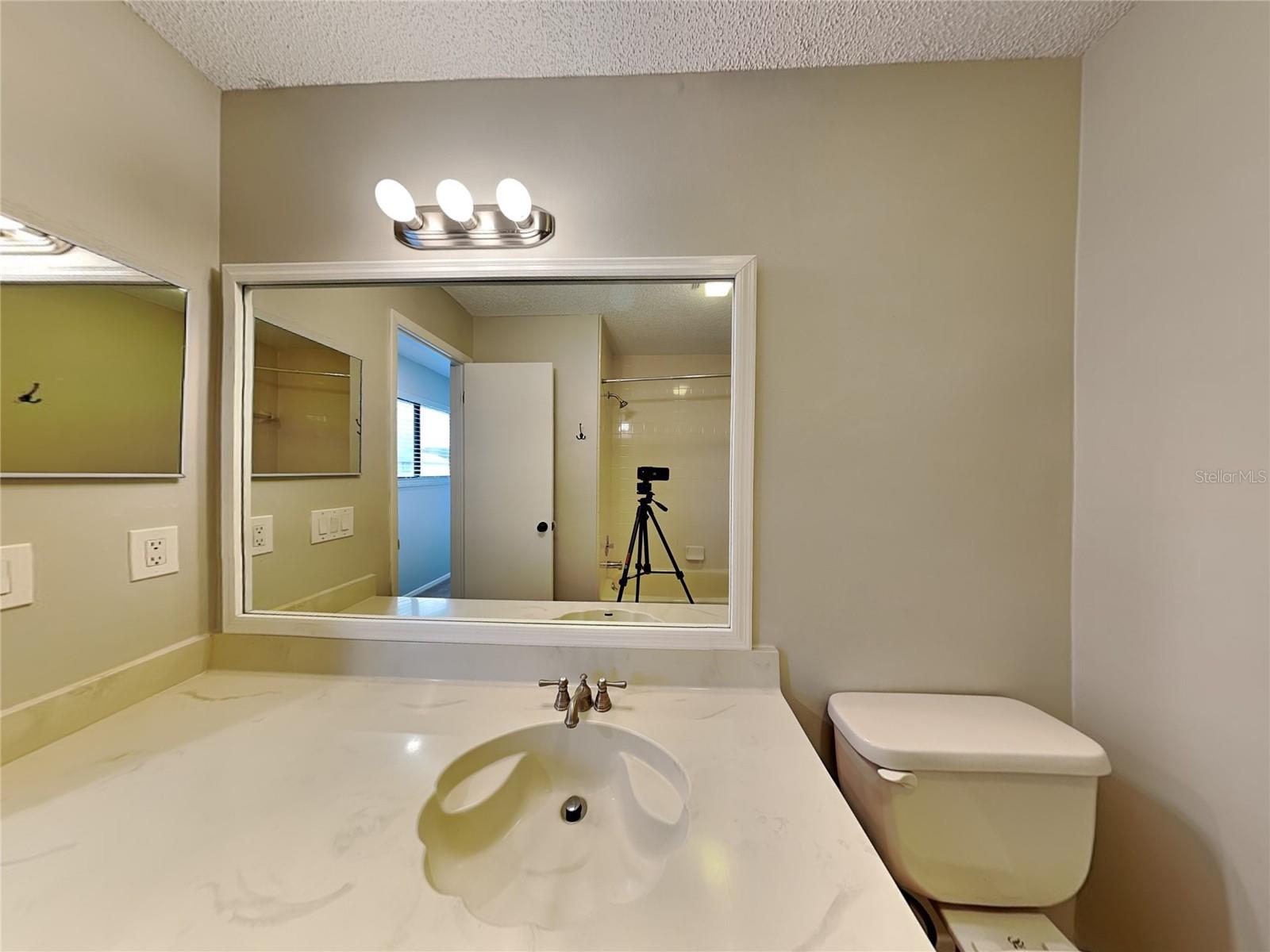 O6421811 Property Photo 14