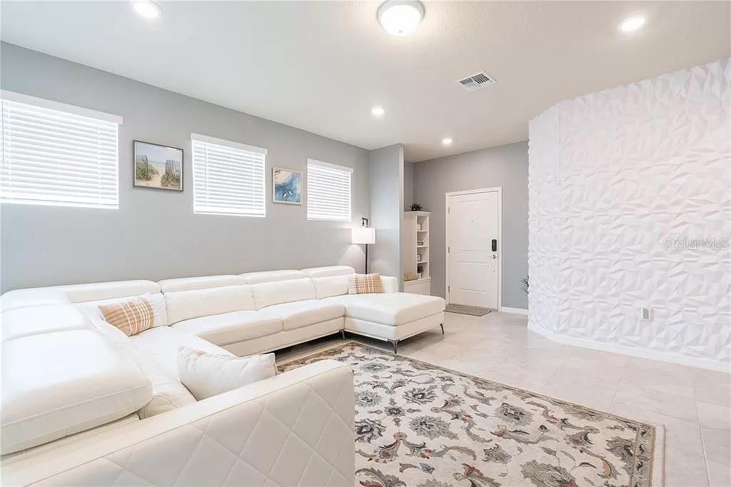 7243 Oakmoss Loop Property Photo 4