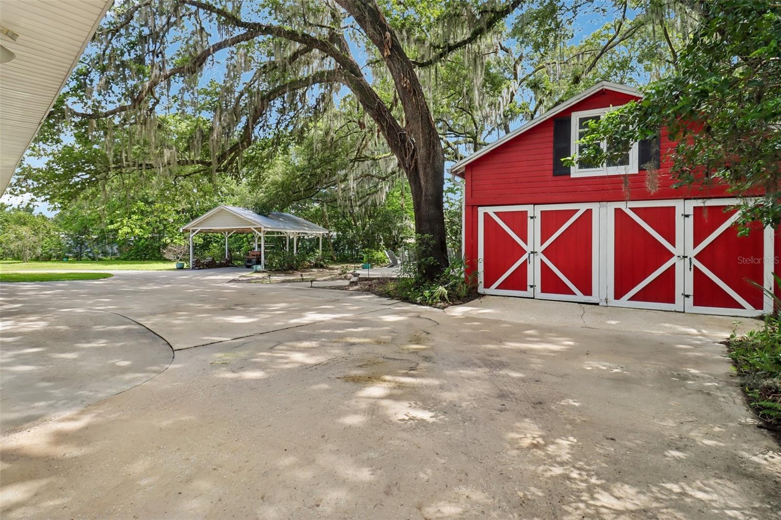 649 Glenway Dr Property Photo 2