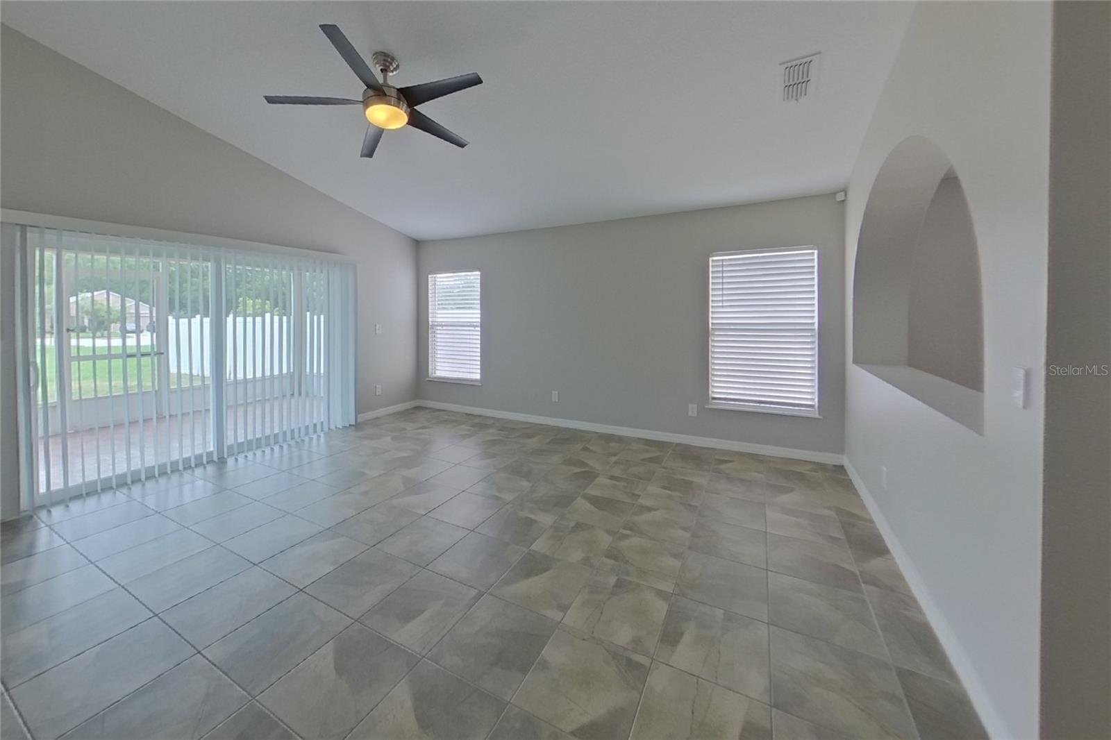O6422813 Property Photo 2