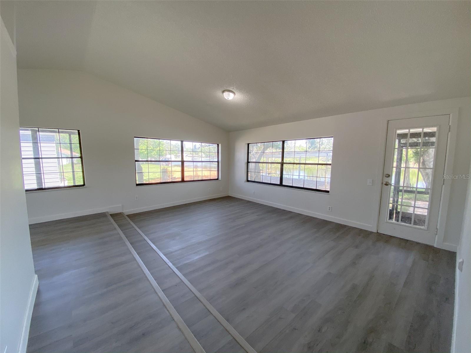 28046 Lois Dr Property Photo 3