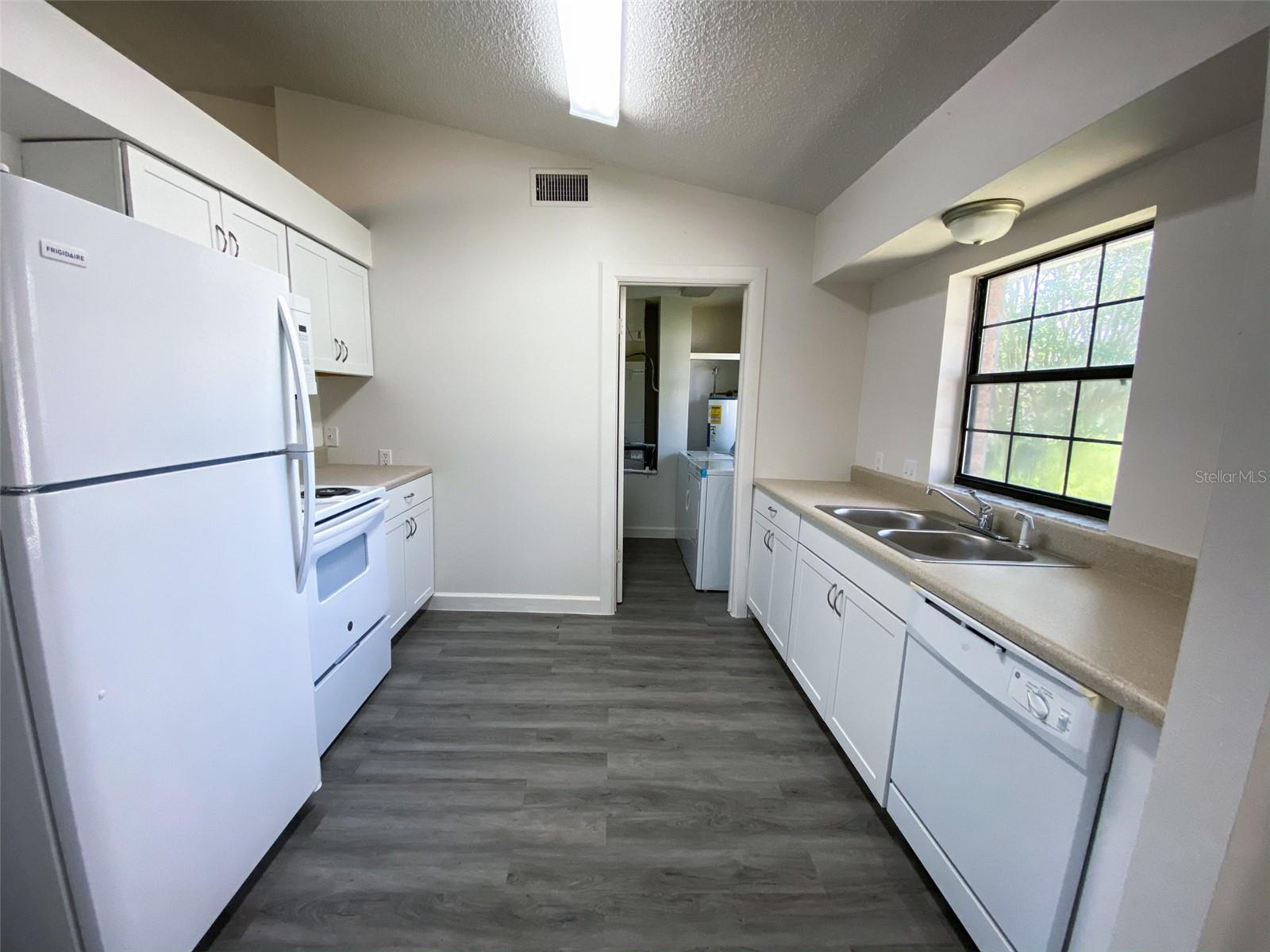 28046 Lois Dr Property Photo 6