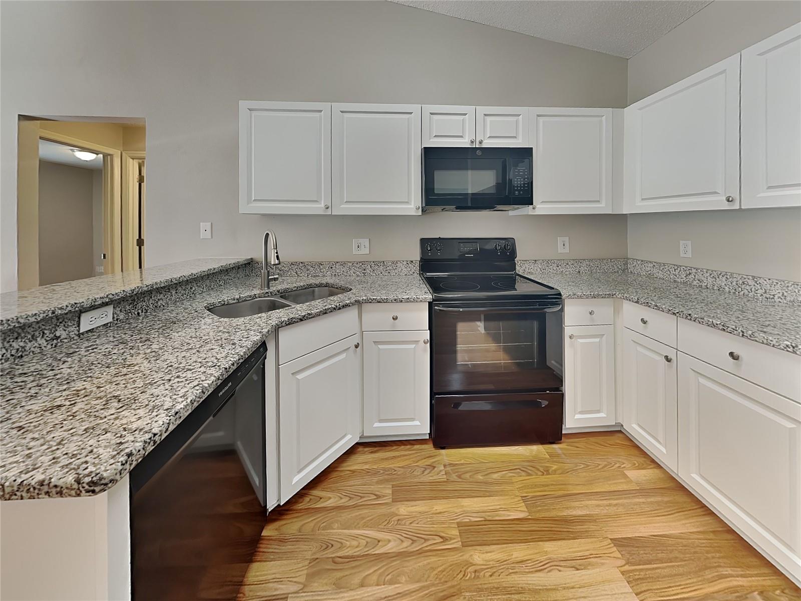 O6423078 Property Photo 4