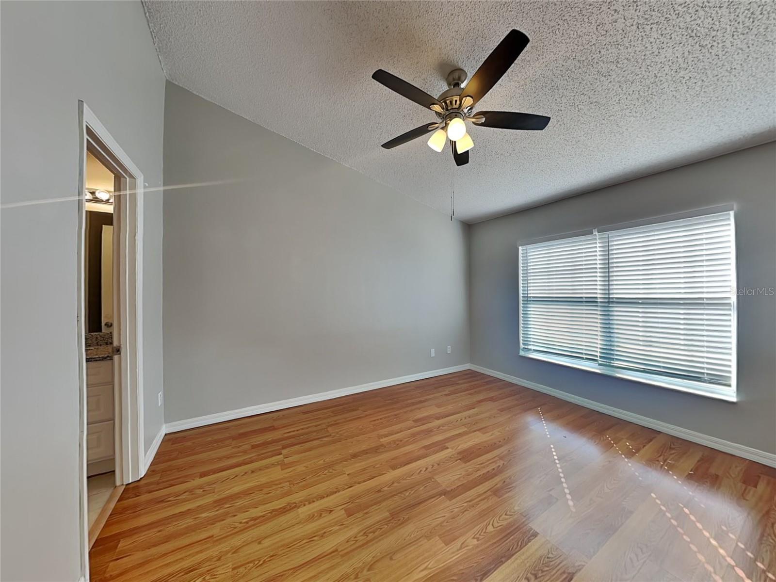 O6423078 Property Photo 5