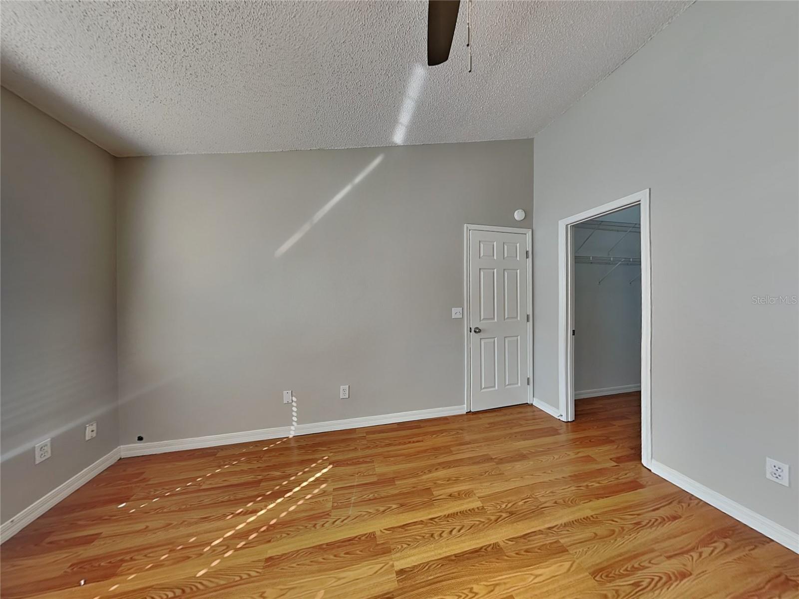 O6423078 Property Photo 6