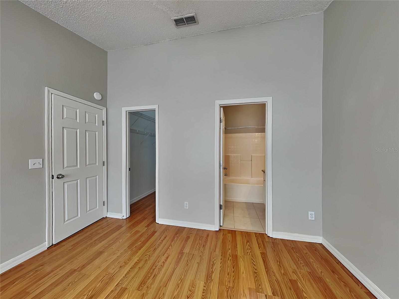 O6423078 Property Photo 8