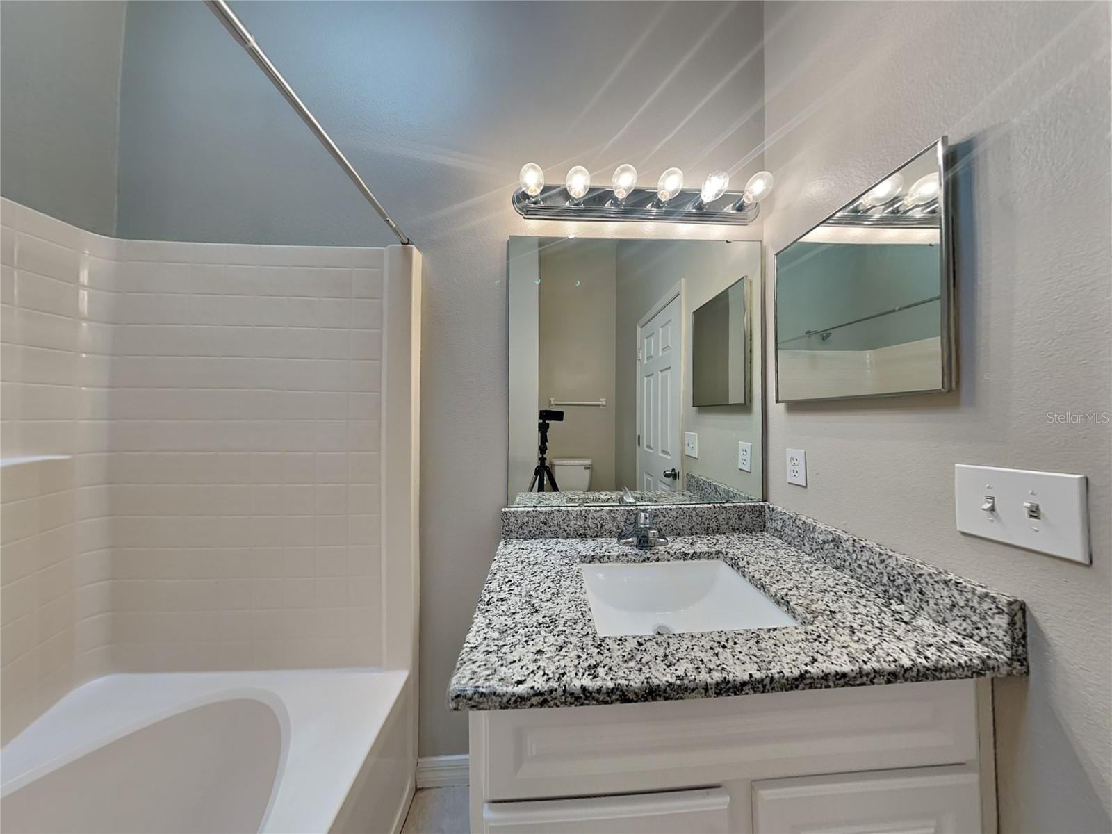 O6423078 Property Photo 9