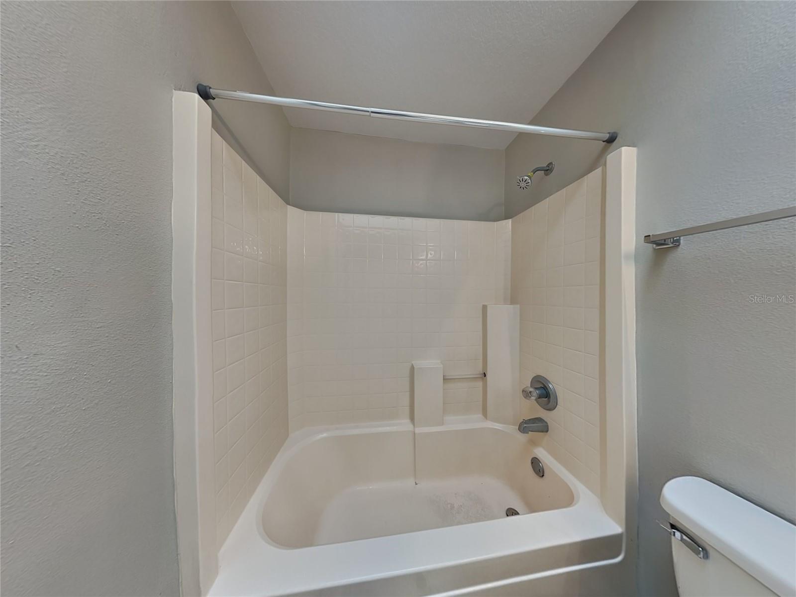 O6423078 Property Photo 16
