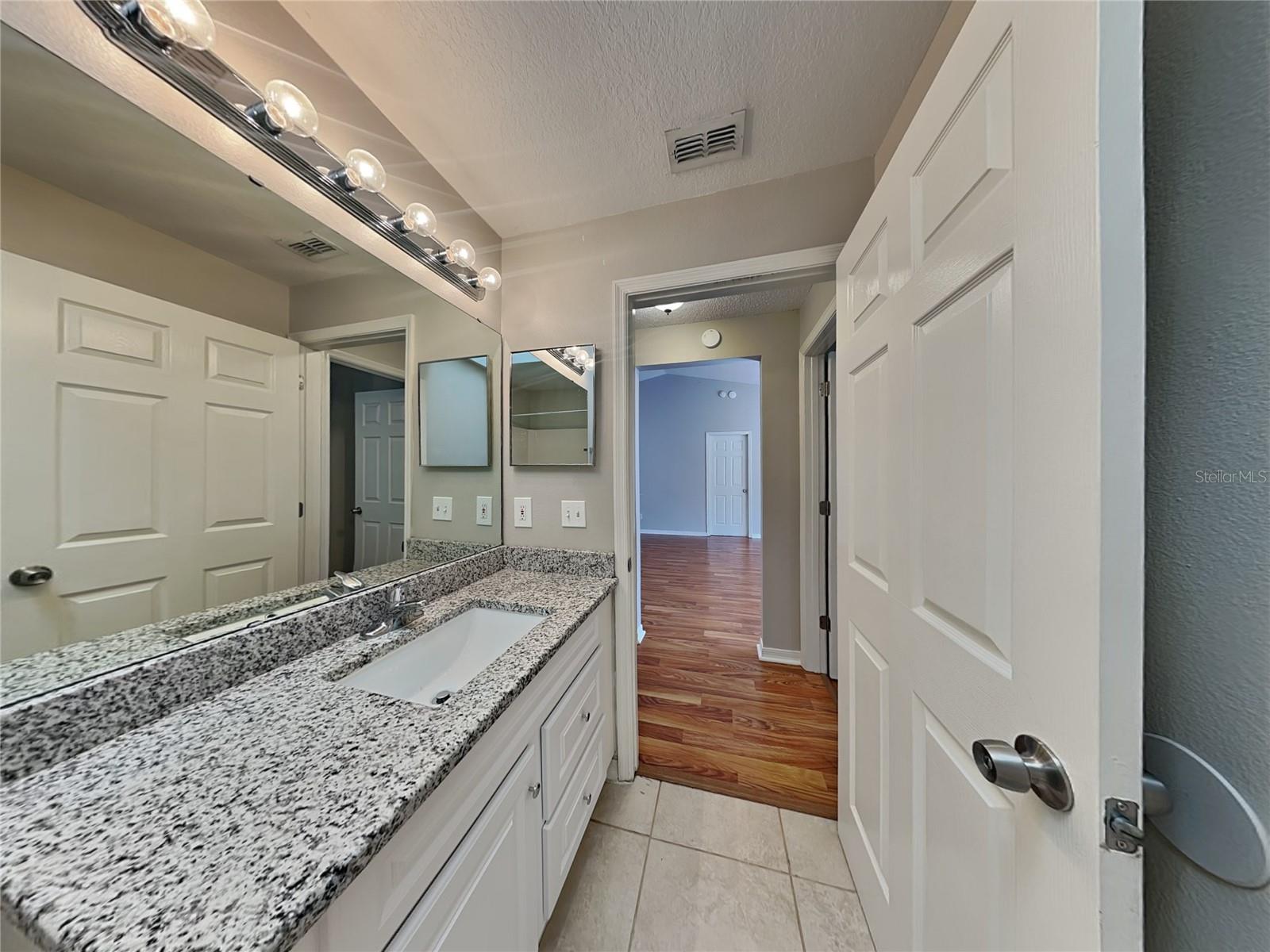 O6423078 Property Photo 17