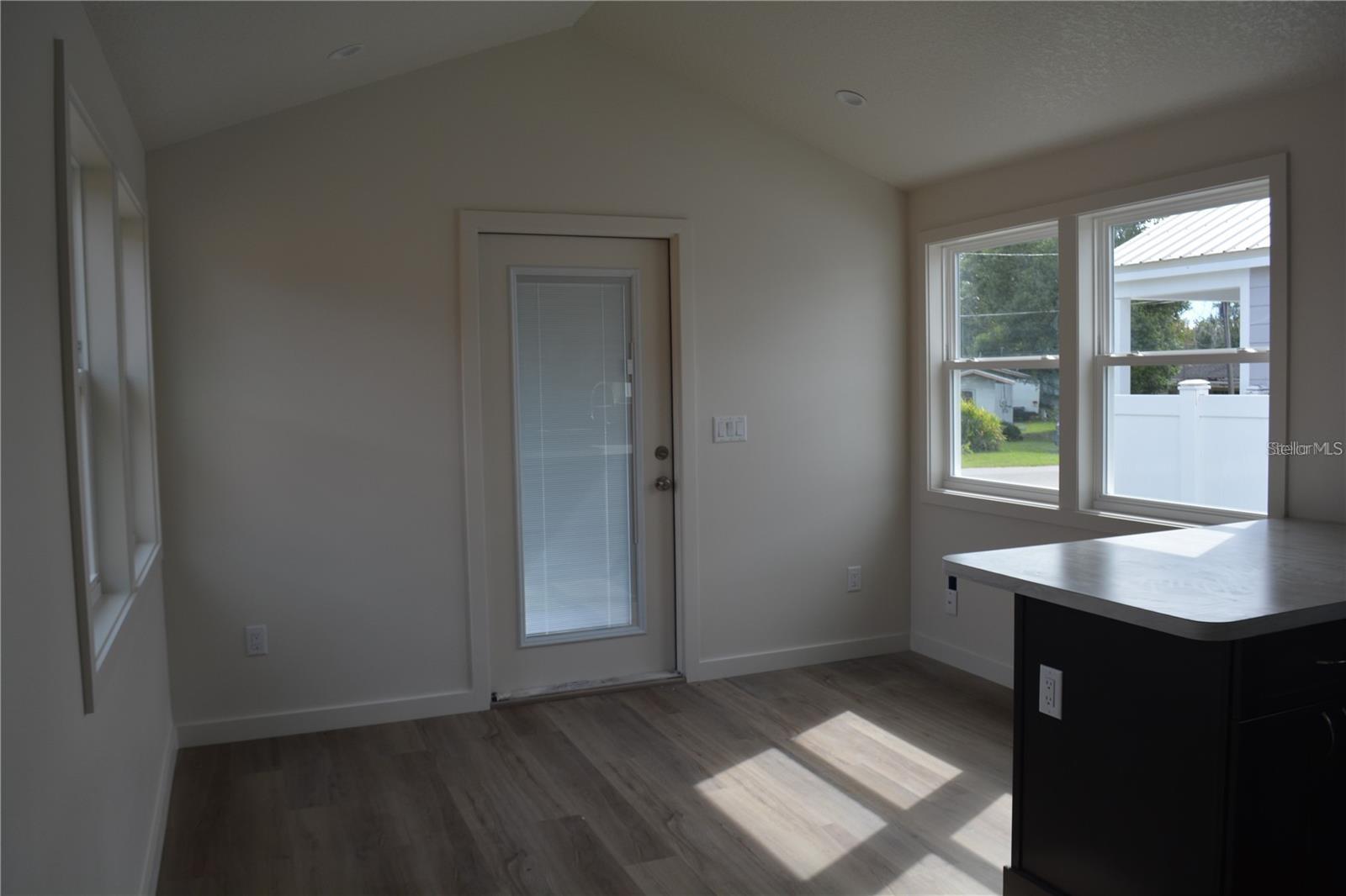 575 2nd St Property Photo 6