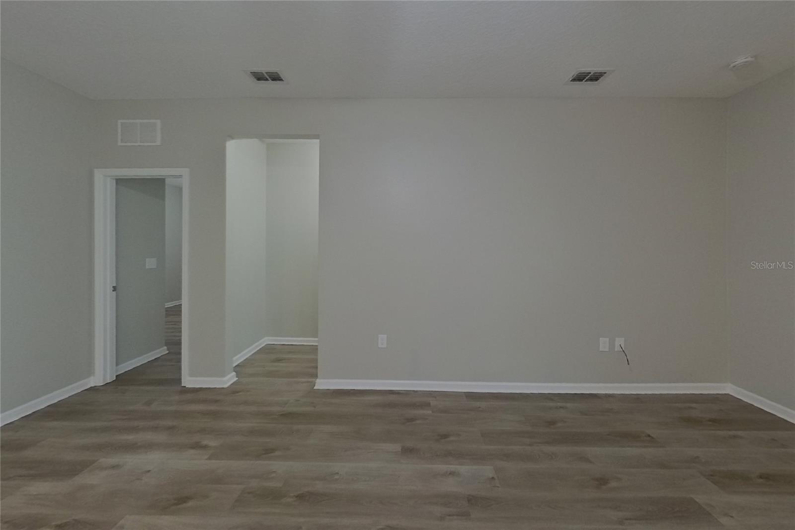 O6423136 Property Photo 2