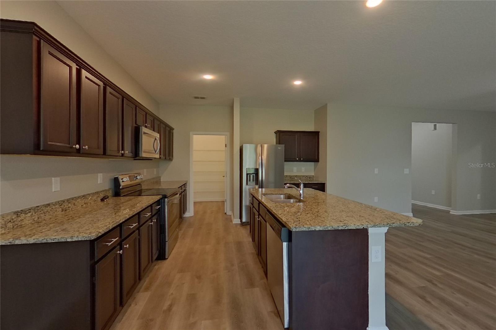 O6423136 Property Photo 5