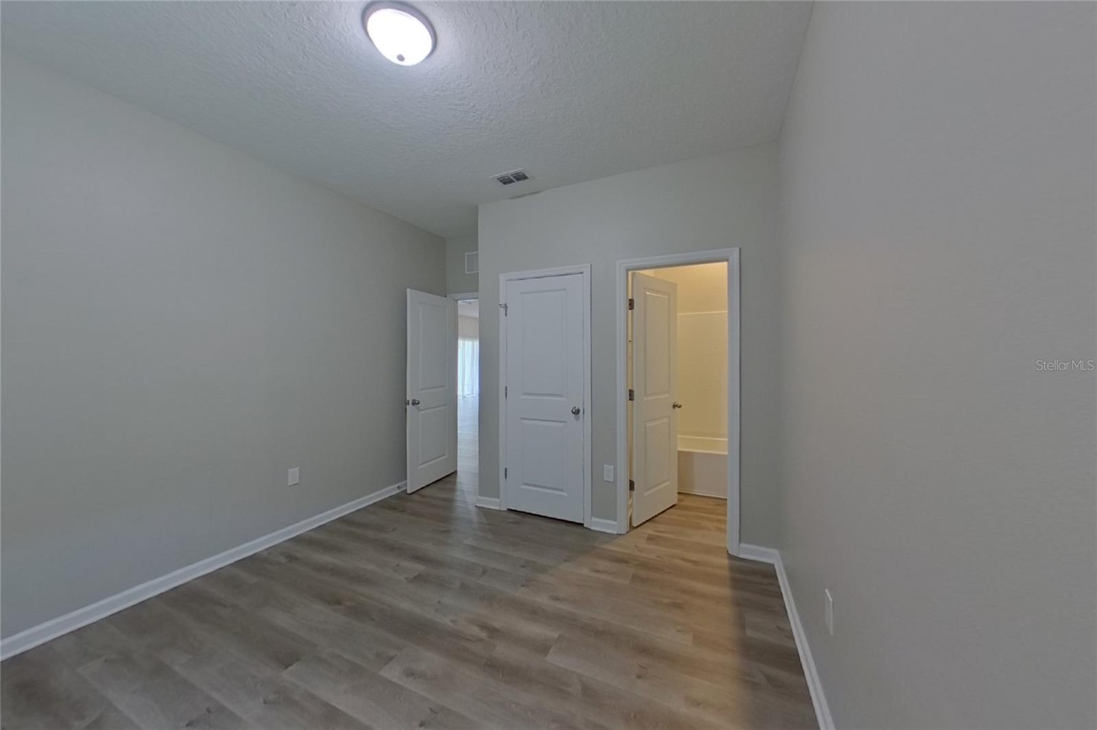 O6423136 Property Photo 16