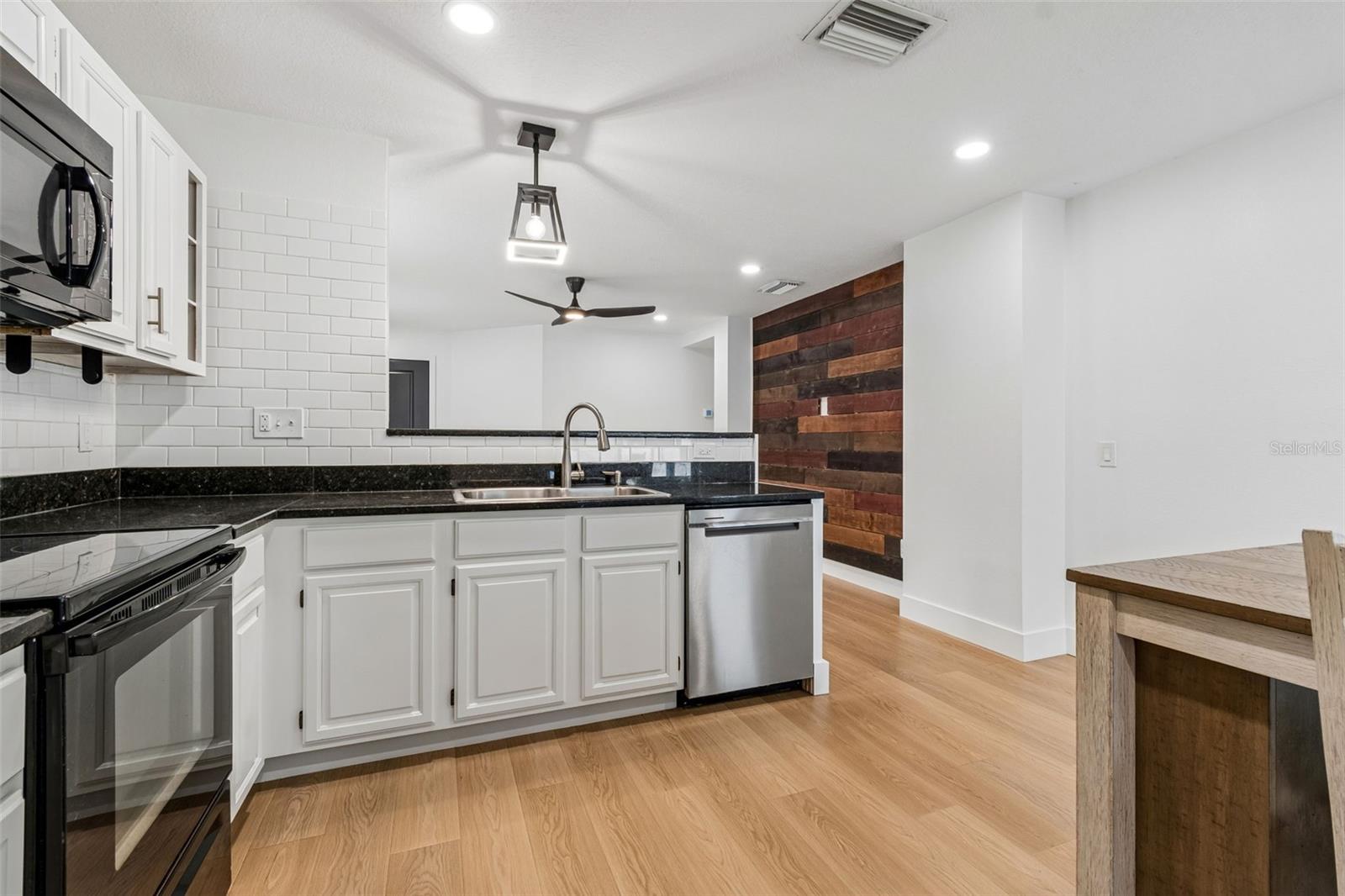 32323 Fish Hook Loop Property Photo 18