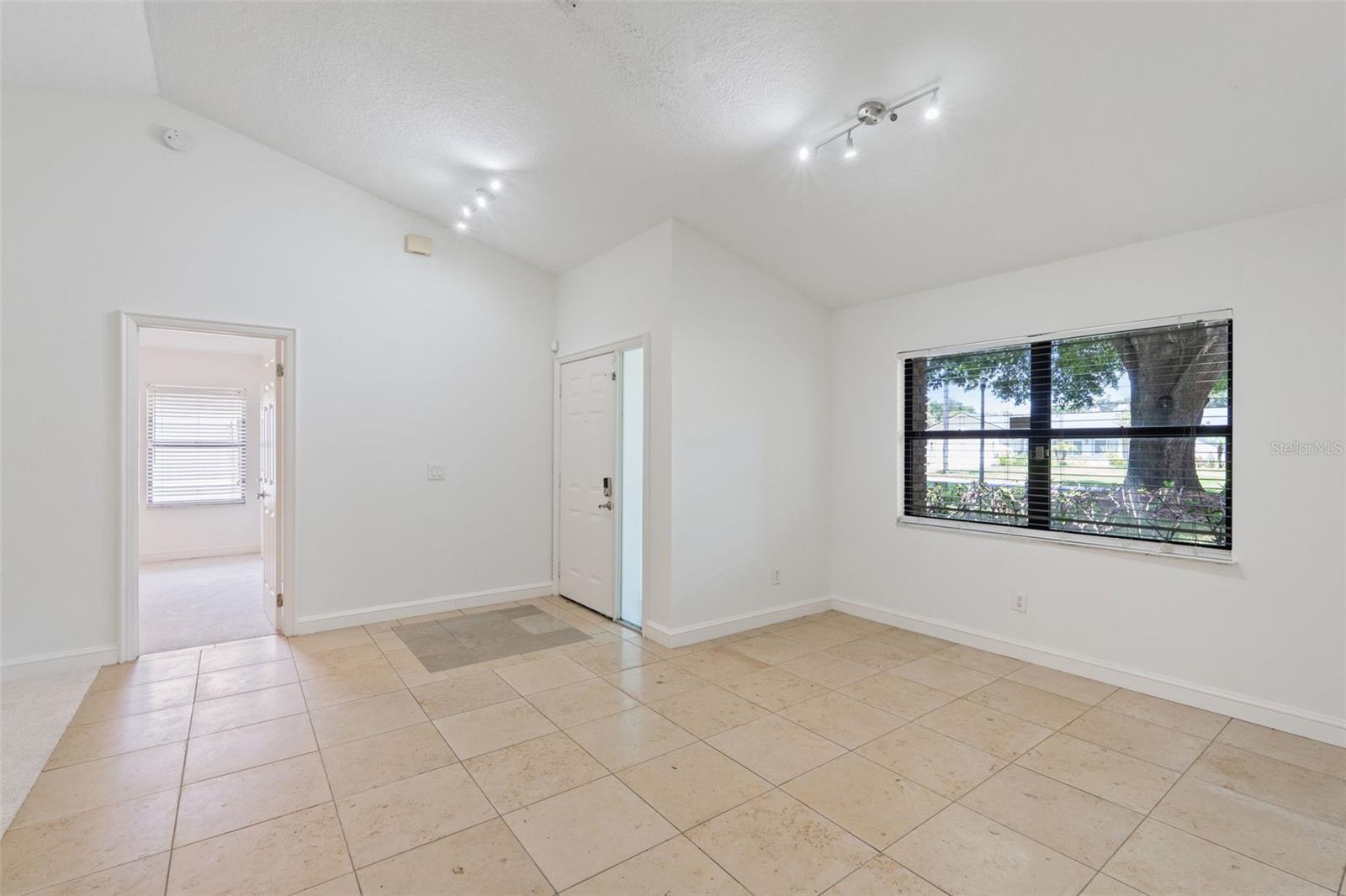 9433 Palm Tree Dr Property Photo 3