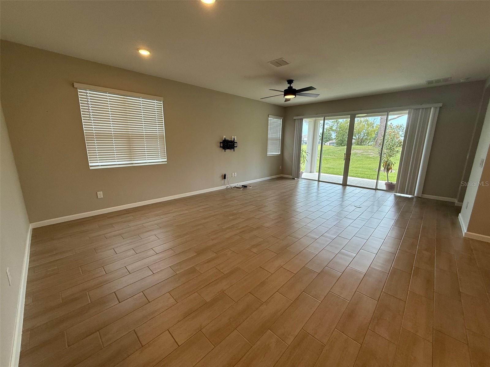 10073 Spring Lake Dr Property Photo 8