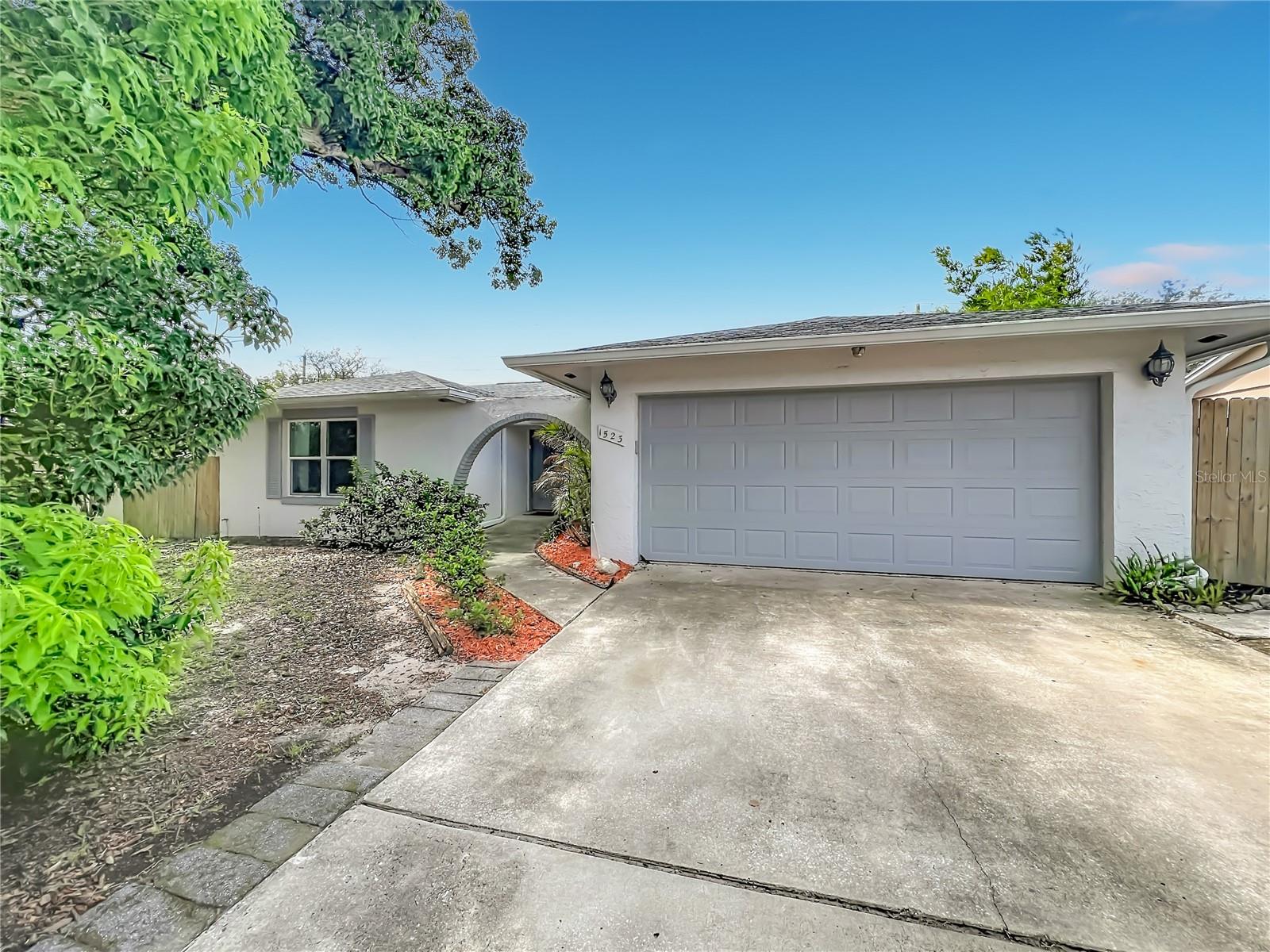 1523 Canterbury Cir Property Photo 1