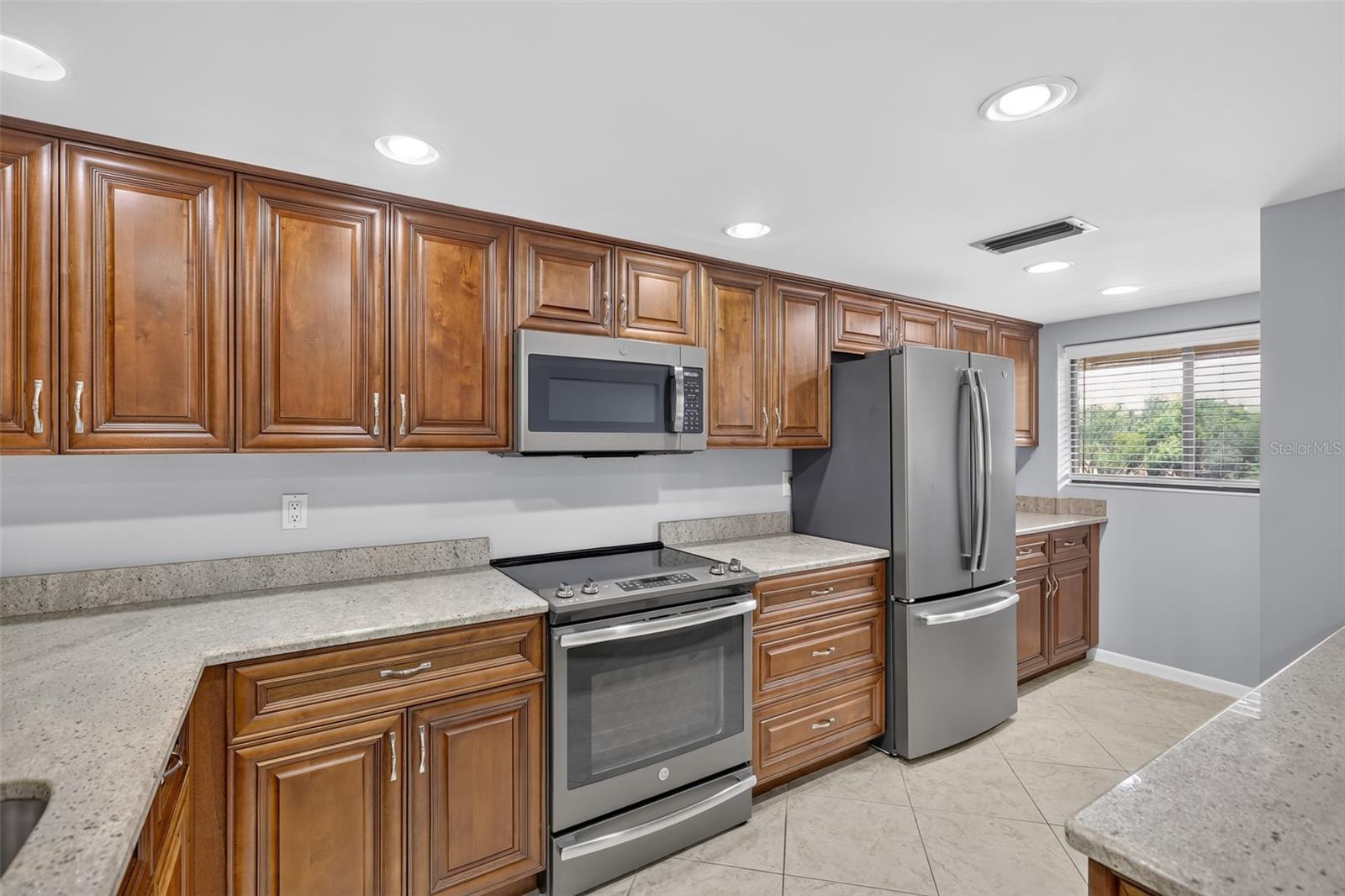 1724 Golfview Dr Property Photo 3