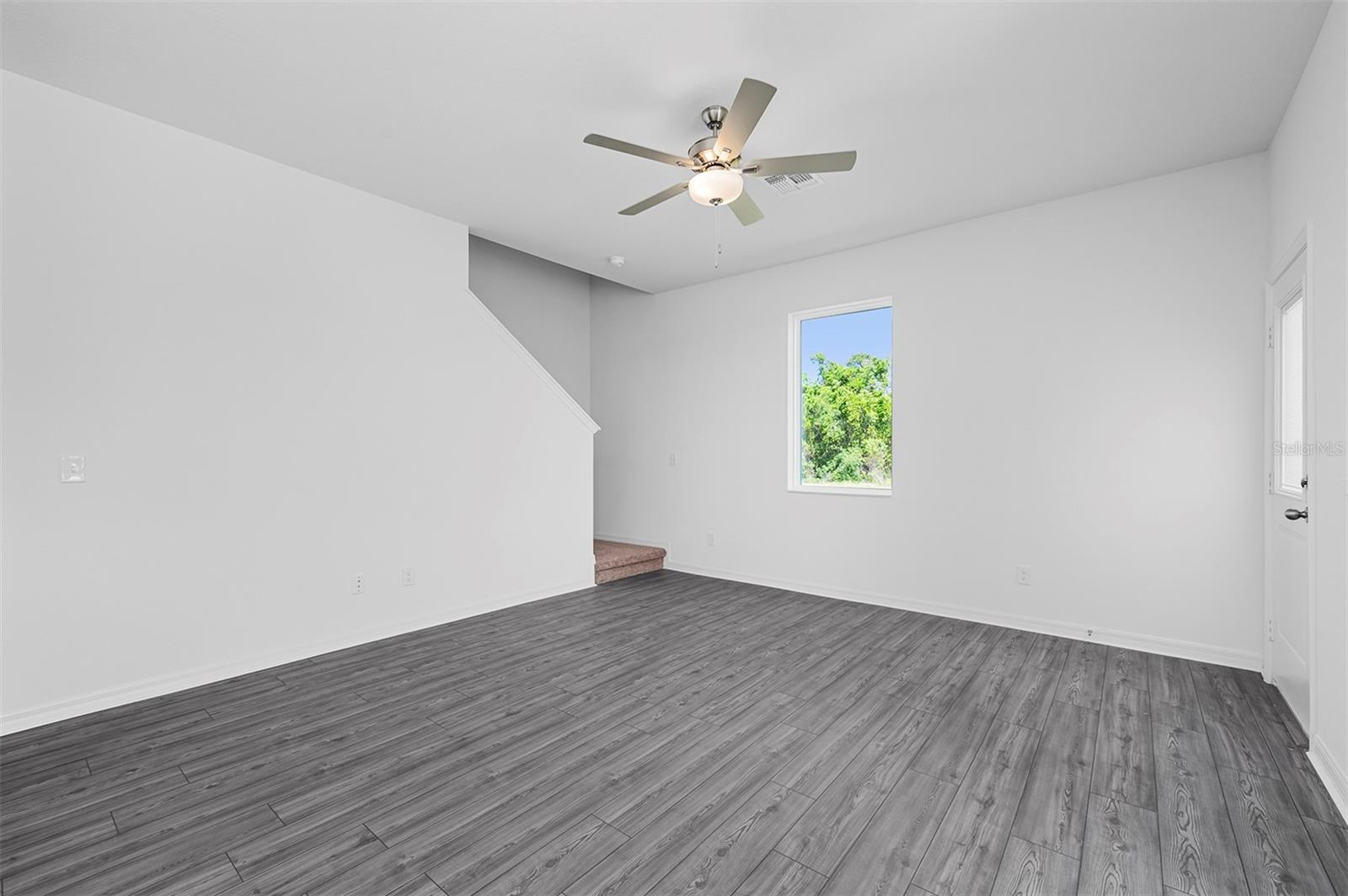 568 Bay Leaf Dr Property Photo 4