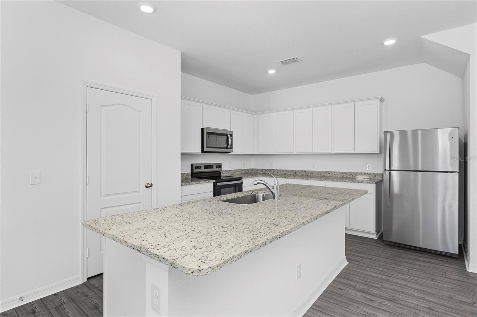 568 Bay Leaf Dr Property Photo 6
