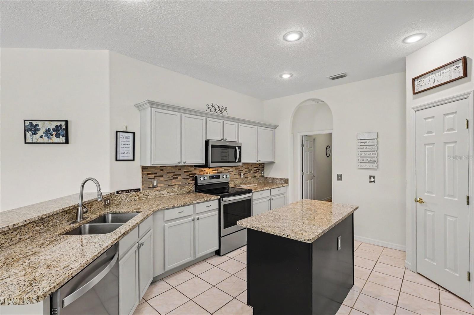 423 Stonehenge Cir Property Photo 6