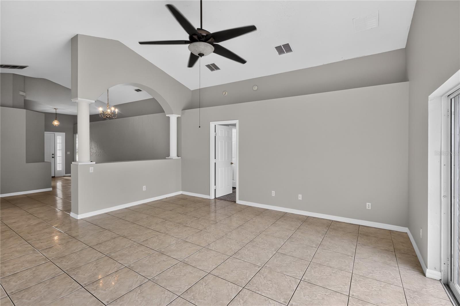 725 Robin Ct Property Photo 3