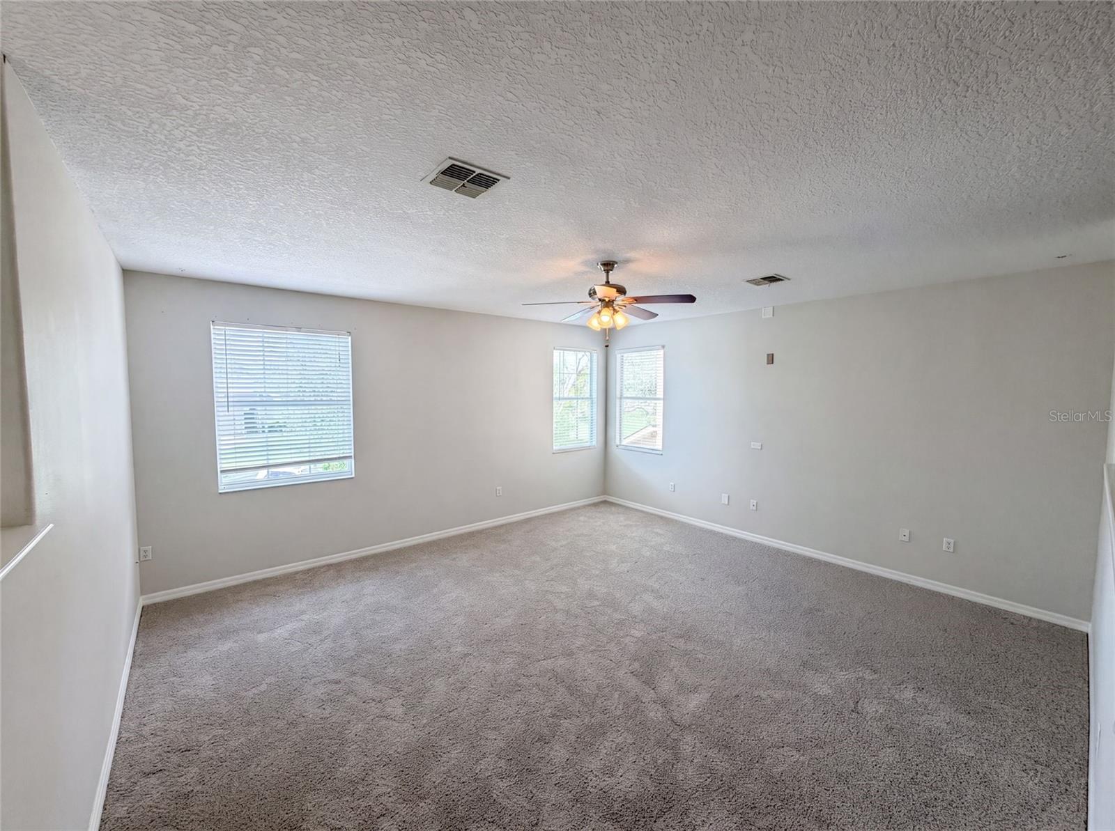 12706 Grovehurst Ave Property Photo 4