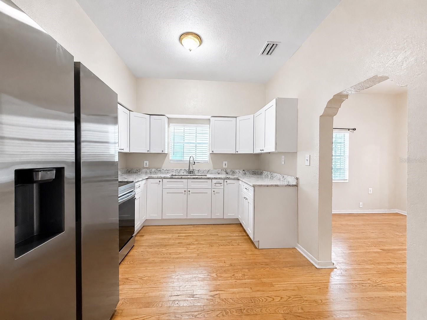 2124 W Chestnut St Property Photo 6