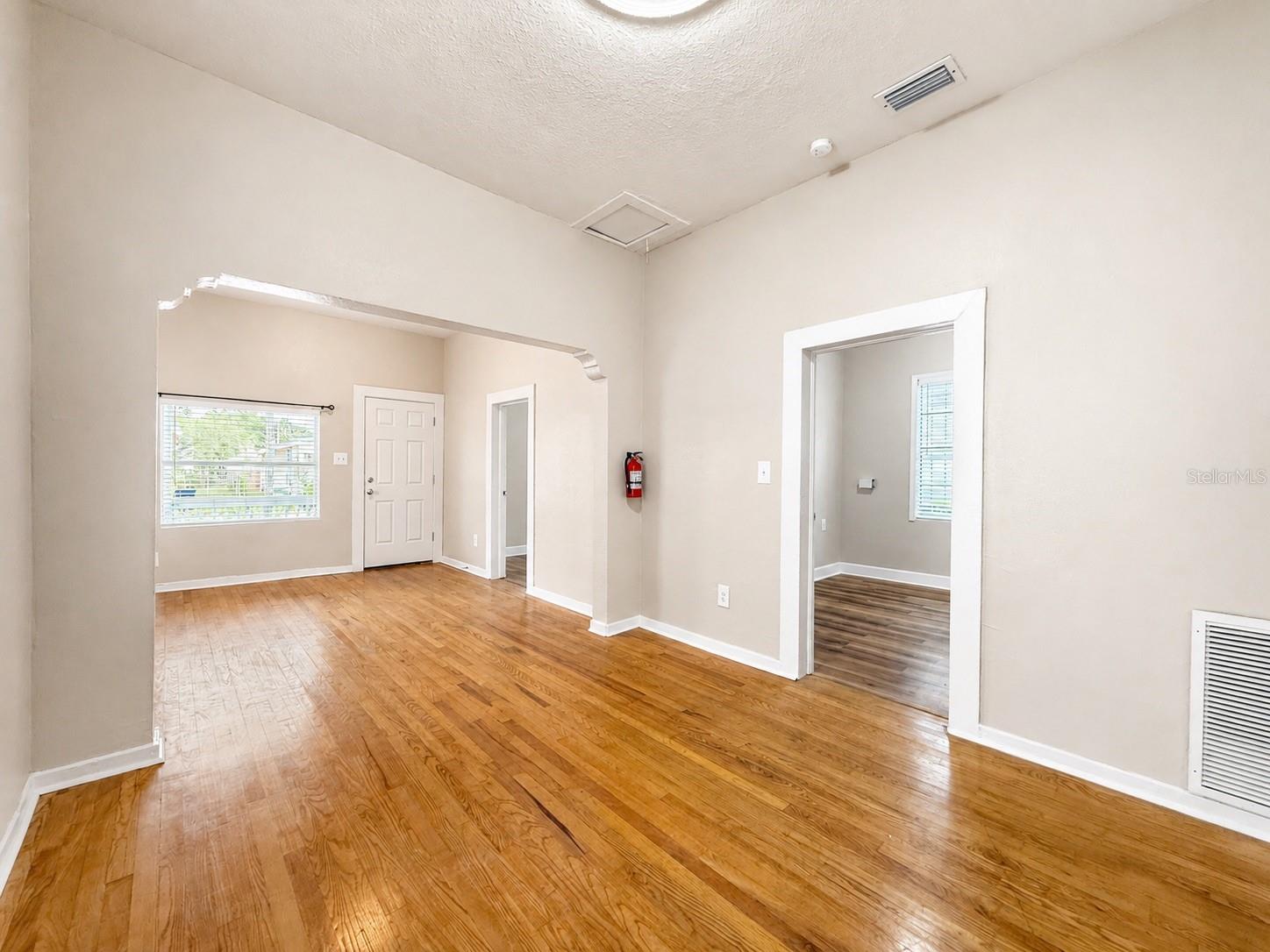 2124 W Chestnut St Property Photo 9