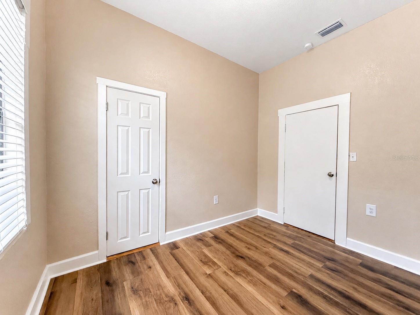 2124 W Chestnut St Property Photo 17