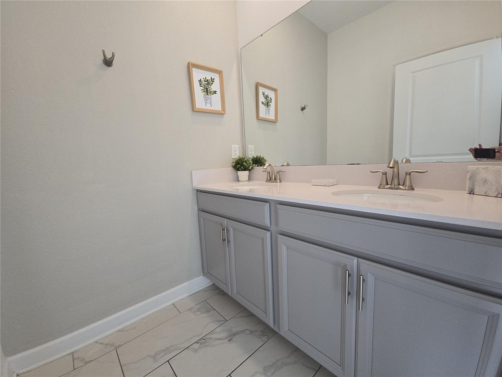 1036 Leader St Property Photo 3