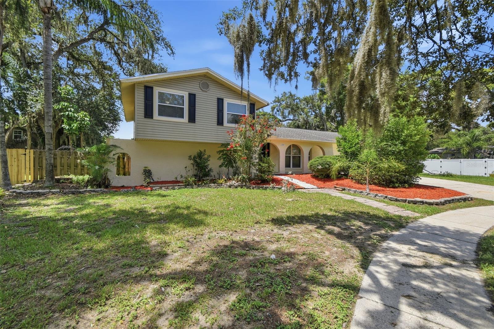 1200 Lake Valrico Ln Property Photo 4