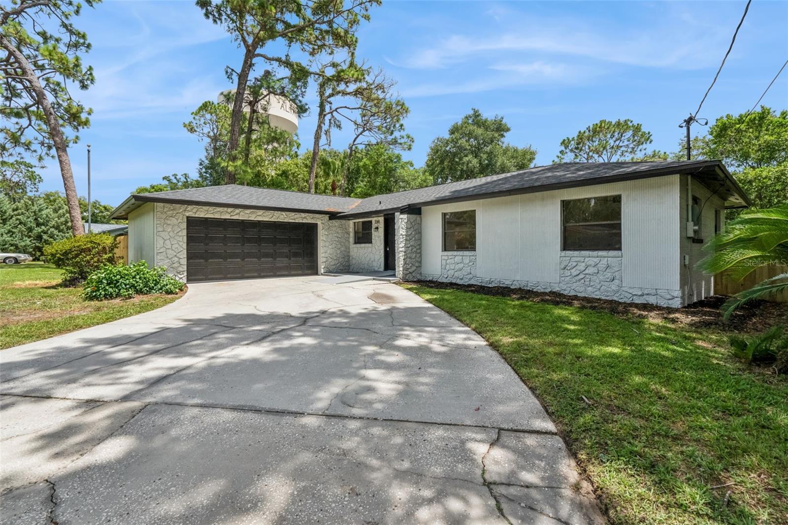 336 Tangerine St Property Photo 1