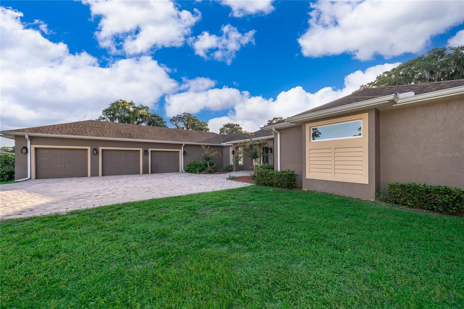 12131 Eagles Point Ct Property Photo 2
