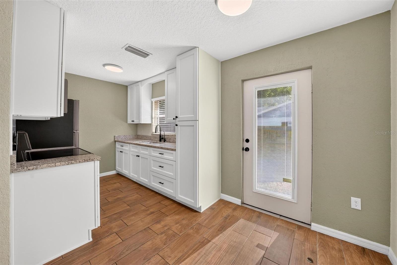 1125 N Tremain St Property Photo 6