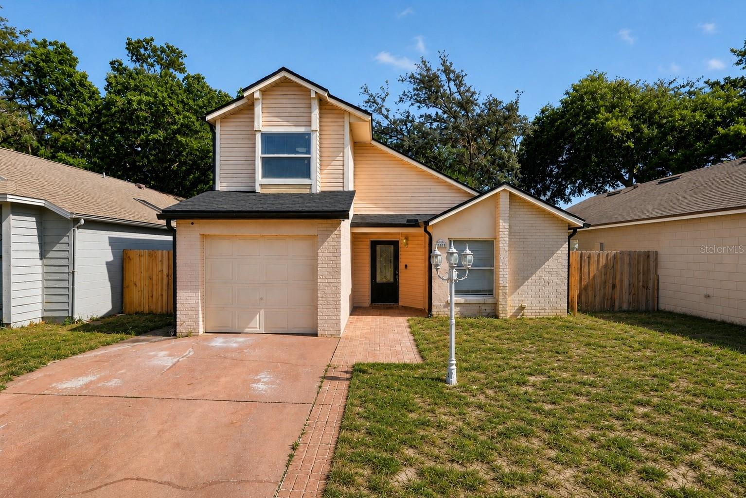 1243 Pin Oak Dr Property Photo 1