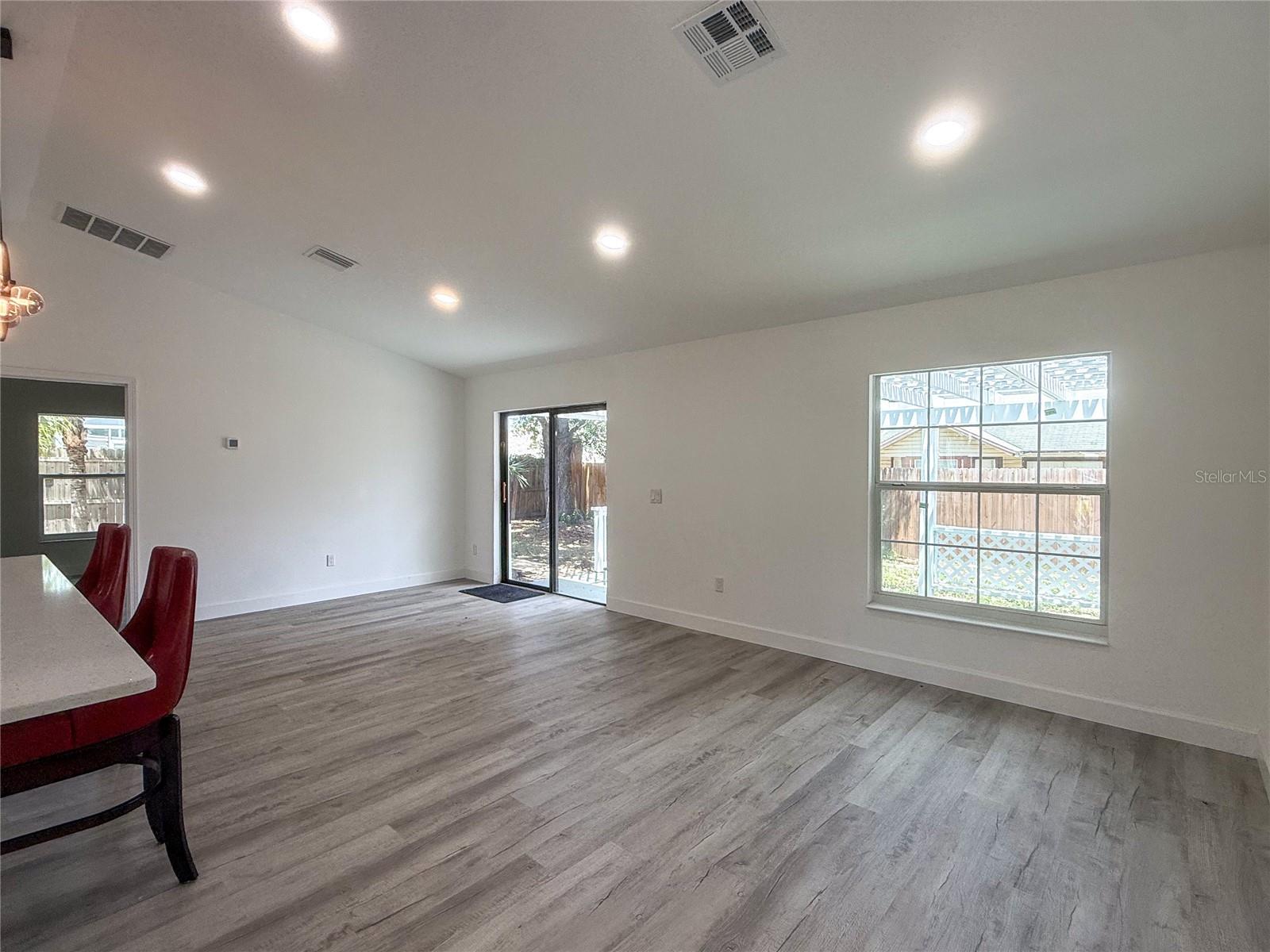 1367 Hensley Dr Property Photo 3