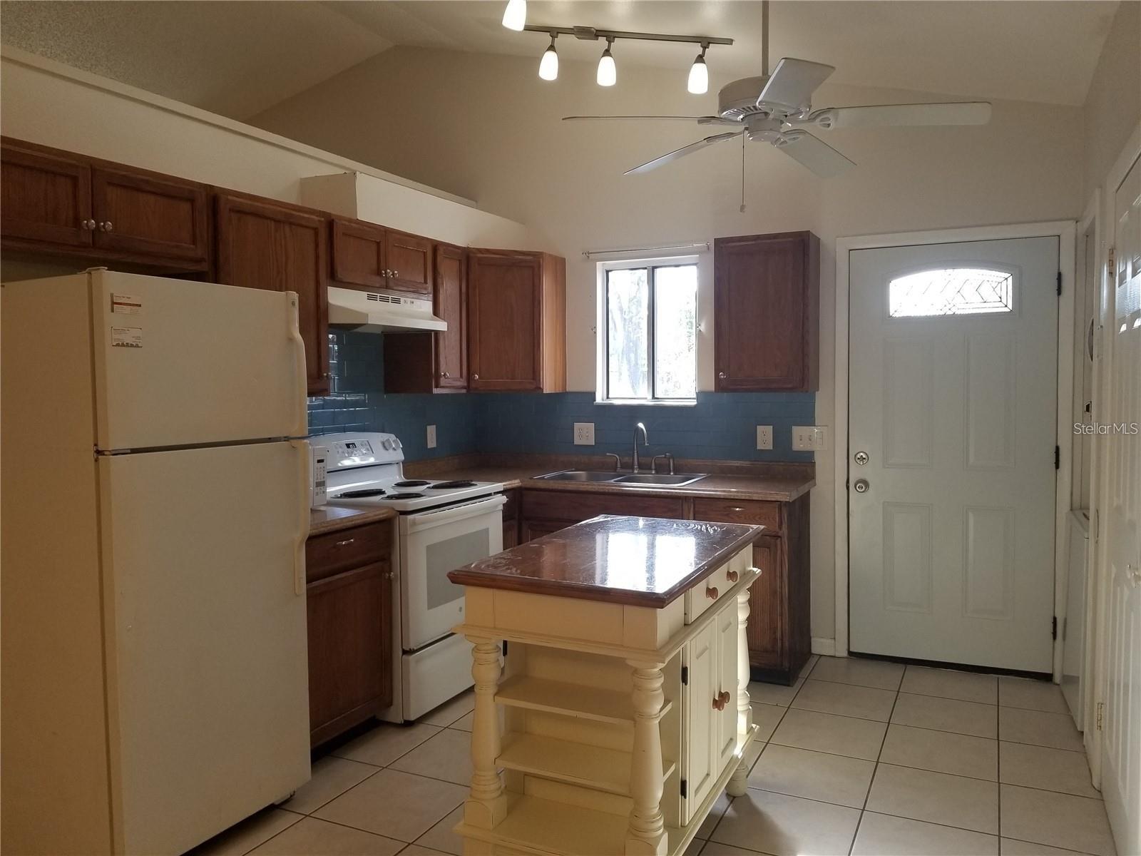 919 Eldridge St Property Photo 3