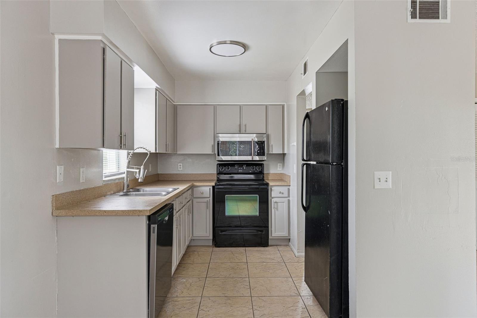 46 N Fairfax Ave Property Photo 6